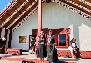 En ese recinto le hicieron la ceremonia de bienvenida y una presentación artística maorí