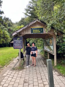 Waitomo, visitando una reserva y cuevas naturales. Ahí está Tirza con Marcia Browne, anfitriona del viaje