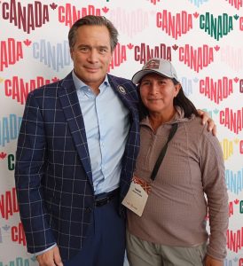 Isabel Caripan Huilipan con Keith Hendy, presidente de la Asoción de Turismo Indígena de Canadá (ITAC)
